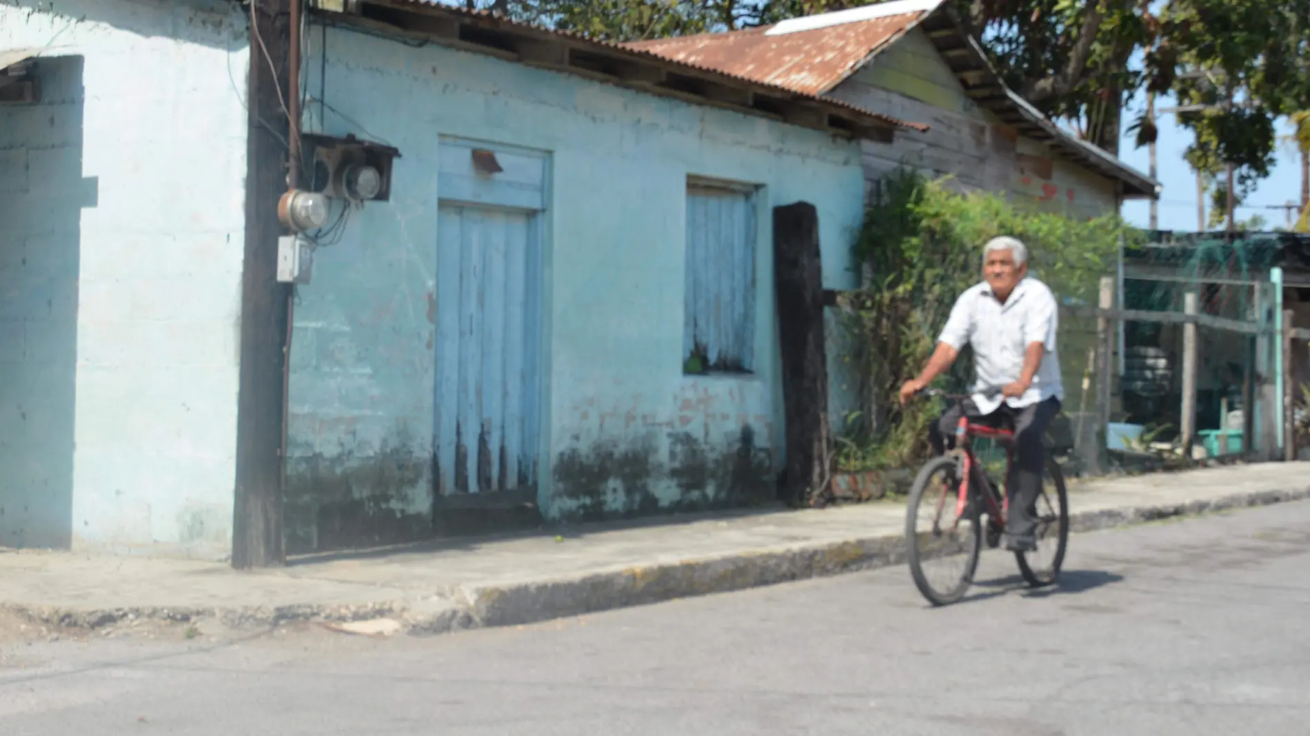 El Chebo (residente de la colonia Morelos) en su bicicleta, que no dejó ni cuando fue regidor de Tampico